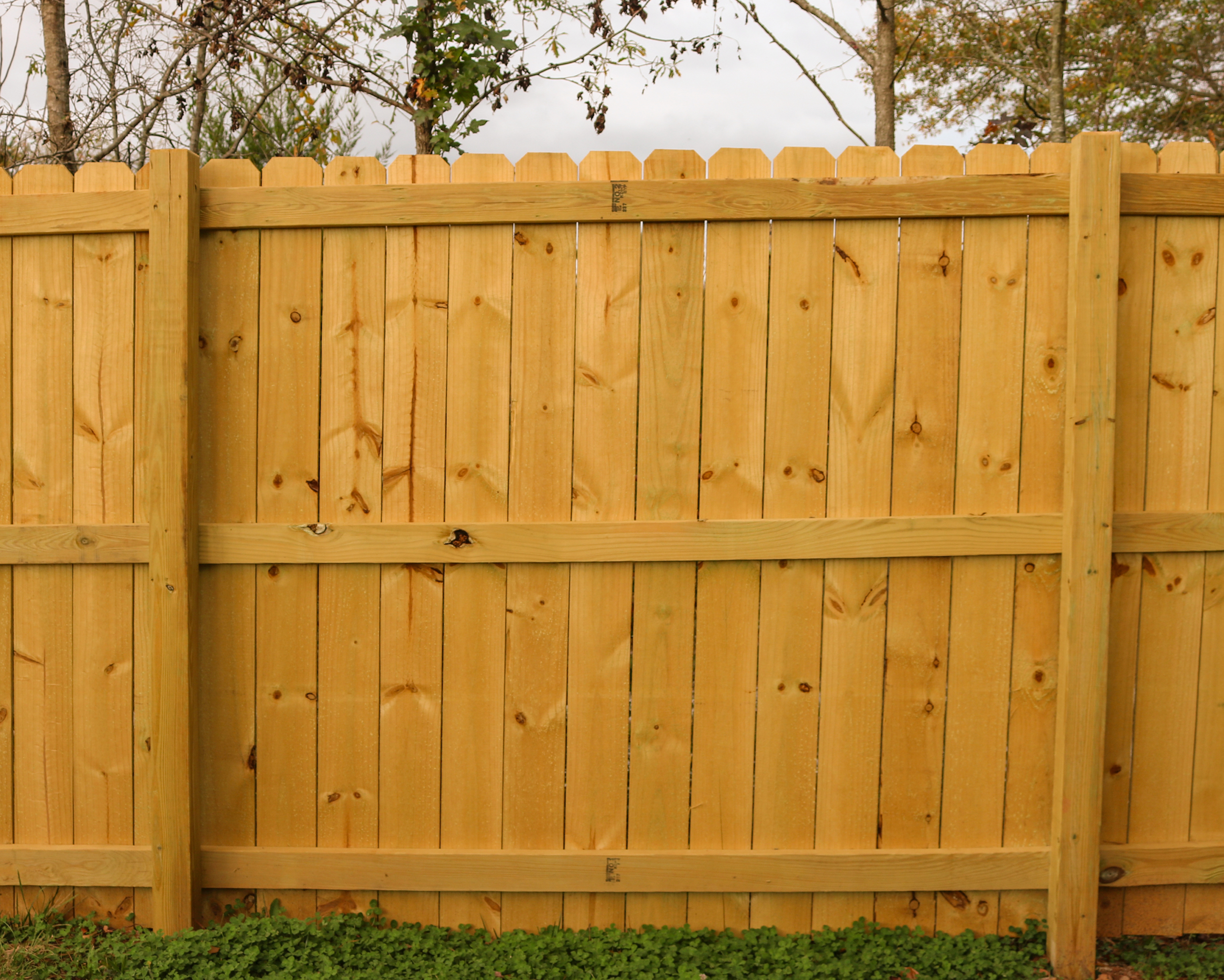 white vinyl privacy fence