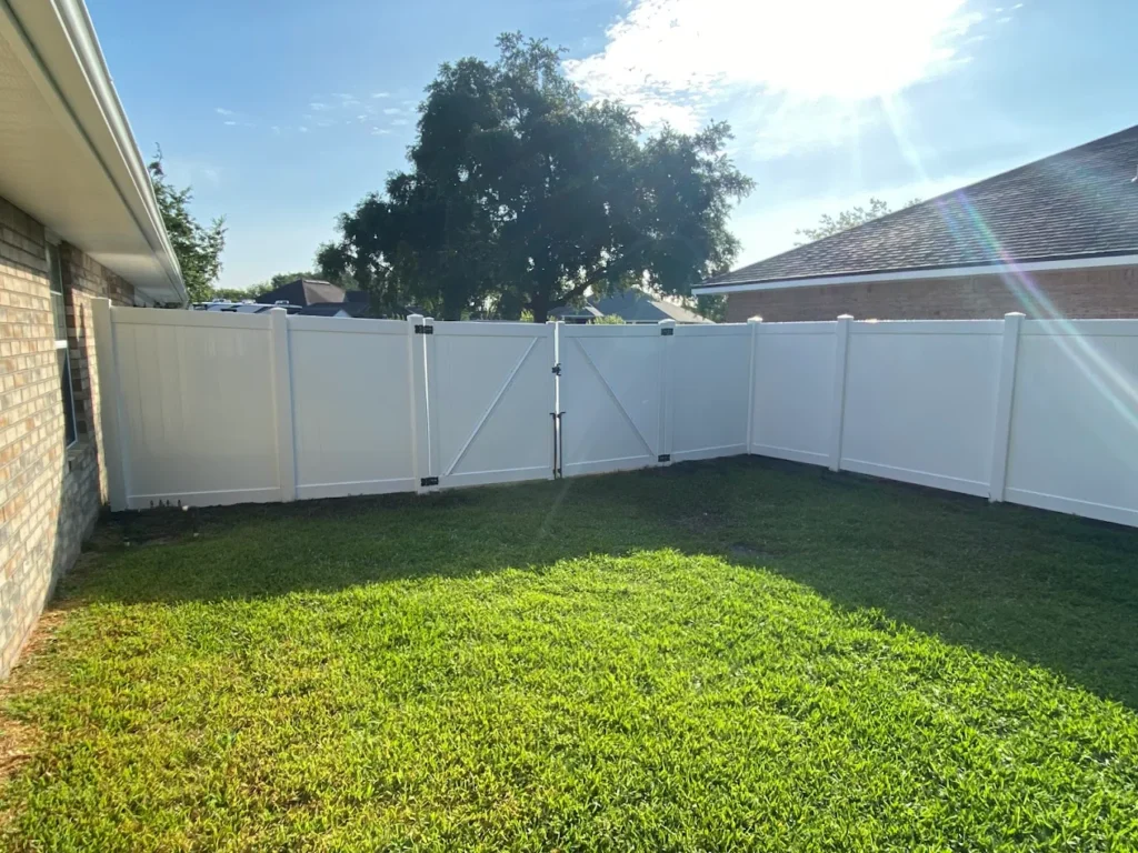 white vinyl privacy fencing