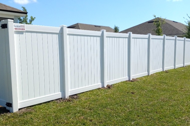 white vinyl fence