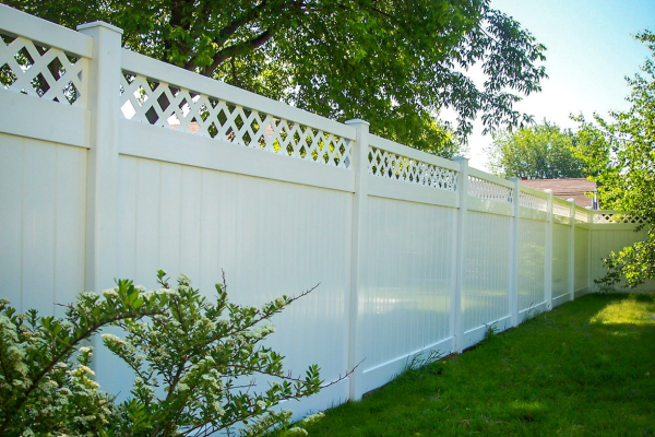 white vinyl privacy fence